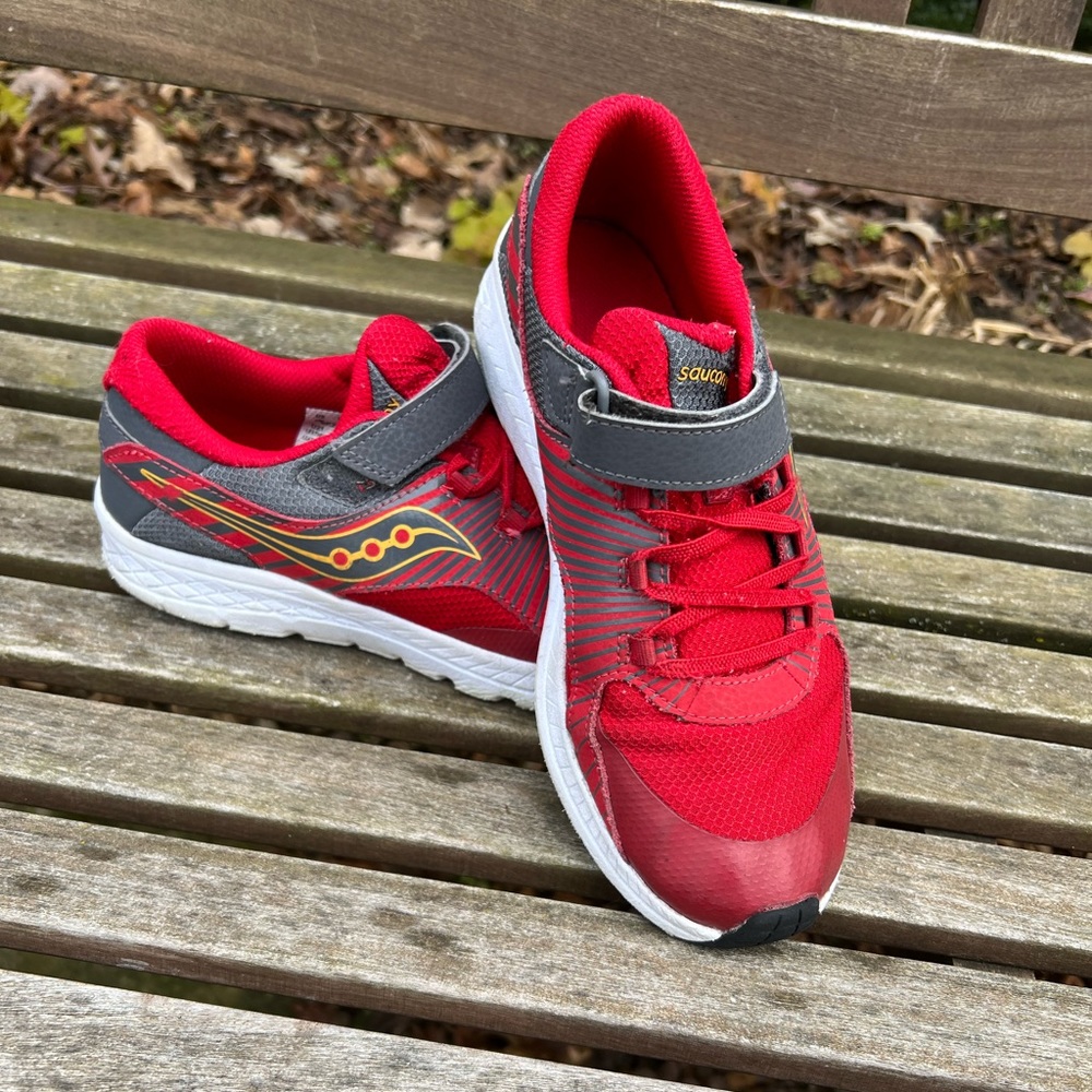 Boys New Balance shoes - excellent condition boys 6